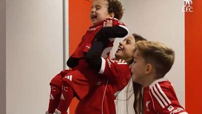 حضور فرزندان دیوگو ژوتا فقید در زمین پیش از بازی لیورپول و ولورهمپتون