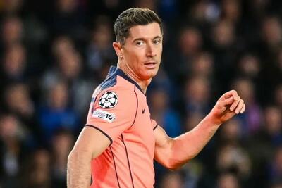 مخالفت 59% از هواداران بارسلونا با تمدید کردن قرارداد مهاجم لهستانی