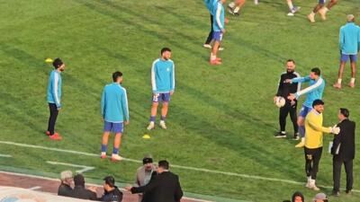 گرم کردن بازیکنان استقلال و گل گهر همراه با حرکات عجیب محمدرضا آزادی