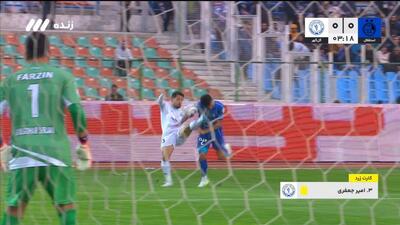 خطای خشن بازیکن گل گهر روی صالح حردانی که داور اعتقادی به اخراج نداشت