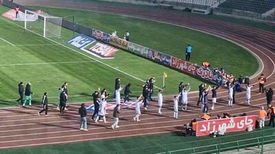 تشویق ایسلندی بازیکنان گل گهر با هواداران بعد از پیروزی مقابل استقلال