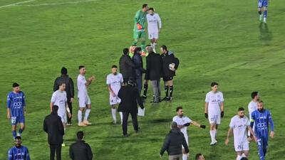 گلایه ساپینتو از تیم داوری در پایان نیمه اول بازی استقلال و گل گهر