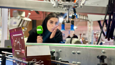 هم در می بنده هم سلفون می کشه