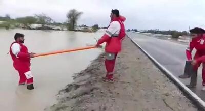 اعزام پیاده سه امدادگر به روستاهای محاصره‌شده در پی سیلاب + فیلم