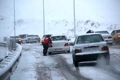  لغزندگی سطح جاده‌های استان زنجان در پی بارش ناگهانی برف / همراه داشتن زنجیرچرخ برای تردد در جاده‎‌ها الزامی است