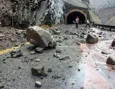  ریزش سنگ بزرگ در محور  تنگ درکش‌ورکش شهرستان اردل پاکسازی شد
