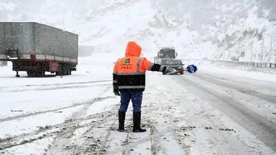  امدادرسانی به بیش از ۳۰۰ خودرو گرفتار شده در برف در محورهای مواصلاتی آذربایجان‌غربی/۱۳ مسافر اسکان اضطراری یافتند
