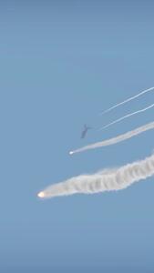 فرار باورنکردنی جنگنده سوخو از موشک ها | ببینید