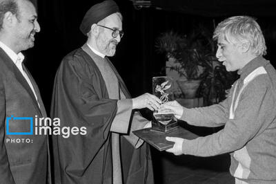  وقتی خاتمی «سیمرغ» را به بیضایی داد + تصاویر