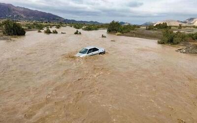 غرق شدن یک خودرو در سیلاب هرمزگان با یک فوتی+فیلم