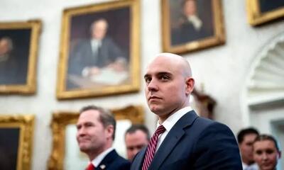 مأمور اجرای فرامین | دستیار کم‌نام اما تأثیرگذار کاخ سفید | سگ آهنی ترامپ کیست؟