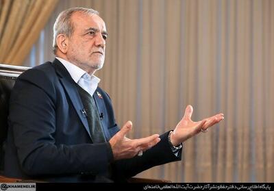 پزشکیان: عینکم را نیاوردم؛ به بچه‌ها بگویید یک عینک بدهند!