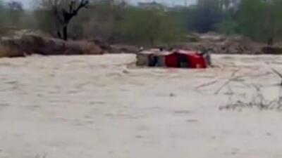 سیل هرمزگان یک خودرو با راننده اش را بلعید! | ببینید - مجله اینترنتی کولاک