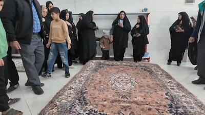  هنر دست اهالی روستای گرگین آباد در گره‌های قالی سفیر دل‌های عاشق شد