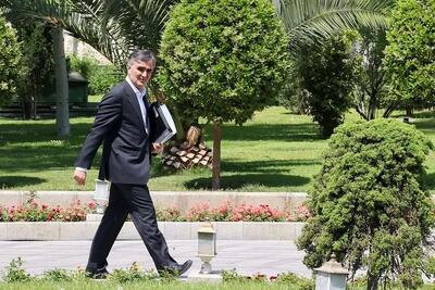 نماینده مجلس: رئیس کل بانک مرکزی توان کنترل نرخ دلار را ندارد/ این چه بودجه‌ای است که برای سال ۱۴۰۵ ارائه شده؟ تورم‌زا بودن آن کاملاً آشکار است