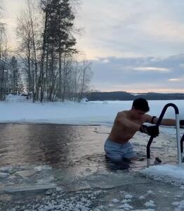 ویدئو: حمام آب سرد آردا گولر در دل طبیعت - پارس فوتبال