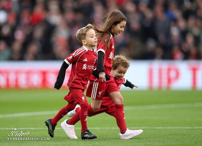 ویدیو| رقم خوردن صحنه‌های احساسی در آنفیلد/ بازی فرزندان ژوتا با فان دایک - پارس فوتبال