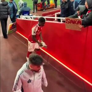 ویدئو: هدیه ویژه ساکا بعد از برد آرسنال - پارس فوتبال