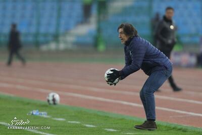 ویدیو| ساپینتو بعد از سوت پایان نیمه به سمت داور رفت/ خسرو حیدری سرمربی پرتغالی را گرفت - پارس فوتبال