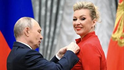 هدیه جالب پوتین به خانم سخنگو  + عکس