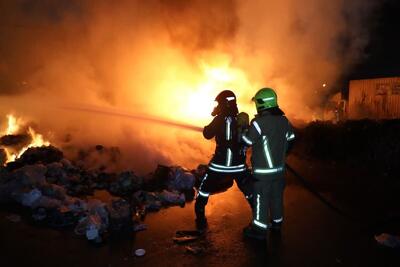حریق ۷ هزار متری انبار ضایعات در مشهد مهار شد (۷ دی ۱۴۰۴)