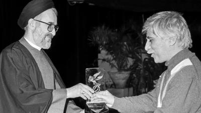 بهرام بیضایی در حال گرفتن جایزه از سیدمحمد خاتمی + عکس