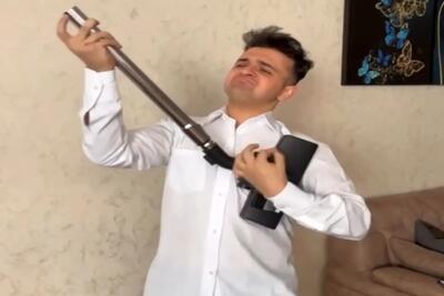  آواز محلی؛ دابسمش ترکی با دسته ی جاروبرقی به تکون تکون میندازتتون