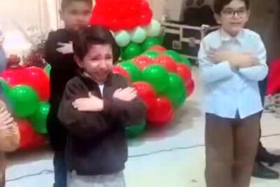  آواز بهشتی؛ پسر بچه برای مادرش با اشک و هق هق پیش دوستاش میخونه