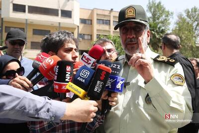 سارقانی که با درخواست دنده عقب از رانندگان تاکسی از حواس پرتی آنها استفاده می‌کردند و گوشی سرقت می‌کردند! / تحویل گوشی مالباختگان توسط سردار محمدیان + فیلم