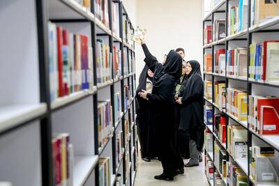 بازدید از کتابخانه‌های مرکزی و آیت‌الله خامنه‌ای قم/ دیدار با خانواده شهید دخانچی