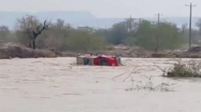 لحظات غرق شدن یک خودرو در سیلاب هرمزگان