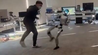 ربات رزمی‌کار استادش را غافلگیر کرد