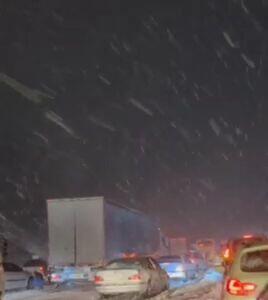 بارش شدید برف در اتوبان نطنز به اصفهان