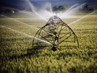 نخستین سامانه آبیاری ماشینی سیار در خراسان شمالی بهره‌برداری شد