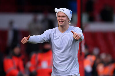 ارلینگ هالند و عوض کردن پیراهنش با کلاه بابانوئل پس از بازی با ناتینگهام فارست