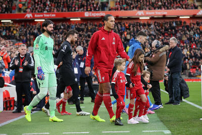 بازی کردن ویرجیل فن دایک با بچه‌های دیوگو ژوتا پیش از بازی با وولورهمپتون