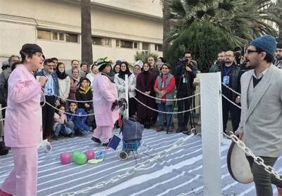  نبض تند تئاتر در گلستان/استقبال از نمایش‌های خیابانی « مرغ شیشه‌ای» و « نمره چهار» - تسنیم