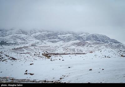 بارش برف همراه کولاک در محورهای مواصلاتی استان زنجان - تسنیم