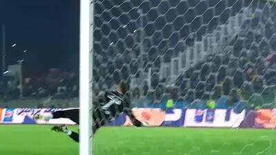 شوت بازیکن گل گهر با واکنش آدان دفع شد