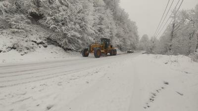  بارش برف گردنه رازان محور خرم آباد بروجرد را سفیدپوش کرد + فیلم