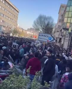 چند تصویر از اعتراض کسبه تهرانی به عدم کنترل قیمت دلار از سوی نهادهای مسئول