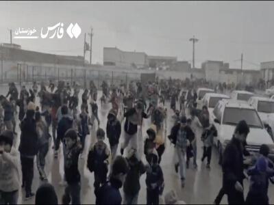  شادی دانش‌آموزان اهوازی هنگام بارش باران