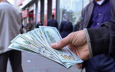  اعتراض جمعی از کسبه بازار تهران نسبت به عدم کنترل قیمت دلار