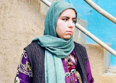  استایل خانومانه روناک سریال نون‌خ در یک نمایشگاه