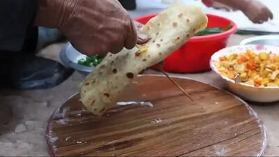  ساندویچ مرغ و سبزیجات، یک غذای روستایی محبوب در افغانستان (فیلم)