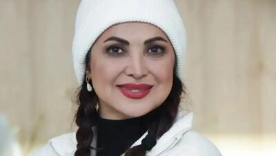 کمند امیرسلیمانی با کلاه بافت در افتتاحیه گالری آرامه (عکس)