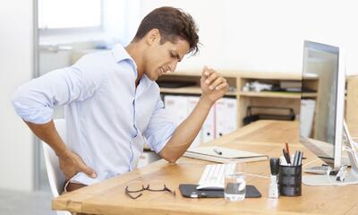  چند عادت‌ اشتباه در محیط کار که باعث کمردرد می شود