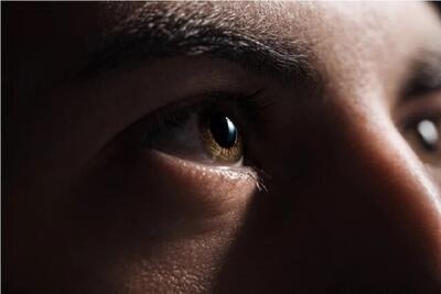  کشف ارتباط عجیب نحوه پلک زدن با شنوایی!