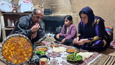  آشپزی روستایی؛ پخت خوراک قارچ و لوبیا توسط زوج روستایی (فیلم)