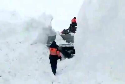 لودر راهداری زیر سه متر برف کوهرنگ گیر افتاد